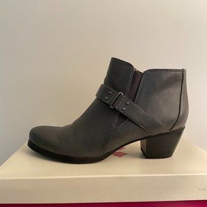 Size 7-1/2 M Gray Naturalizer Ankle Boots